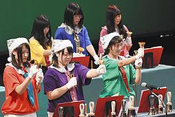 ベルでクリスマスソングを奏でる学生たち＝一宮市朝日２の市民会館で