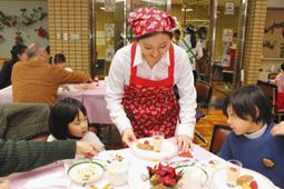 アレルギーの原因となる食材を使わないメニューを子どもたちに振る舞う学生（中）＝稲沢市稲葉の愛知文教女子短大で