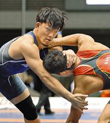 男子フリー86キロ級準決勝 松坂誠応を攻める高谷惣亮(左)=いずれも駒沢体育館で