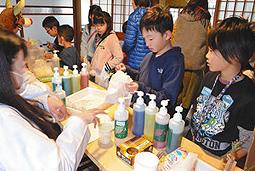 スライム作りを楽しむ子どもたち＝長浜市元浜町の長浜バイオ大町家キャンパスで