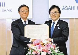 協定書に署名した大友学長（右）と粟野理事長＝１３日、瑞穂市穂積で