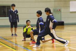 正しいスクワットの方法を教わる参加者＝大府市の至学館大で