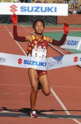 両手を広げて優勝のゴールテープを切る名城大アンカーの高松智美ムセンビ＝静岡県富士市の富士総合運動公園陸上競技場で