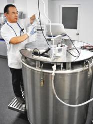 患者のがん組織などを冷凍保存するバイオバンクの装置＝愛知県豊明市の藤田医科大で