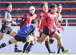 名院大－大阪国際大　前半４０分、反撃のトライを挙げる名院大ＦＢ鈴木（右手前）＝名古屋市のパロマ瑞穂ラグビー場で