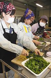 尾上菜を調理する生徒ら＝長浜市の長浜農業高で