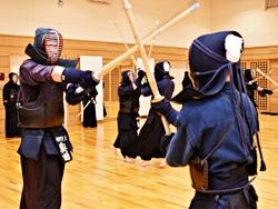 稽古する署員と学生ら＝関市桐ケ丘の中部学院大関キャンパスで