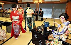 着物姿の南山大生らがお茶を振る舞う茶道松尾流の新春茶会＝熱田区の熱田神宮で