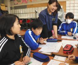学生が手作りしたすごろくに取り組む児童ら＝岐阜市太郎丸の三輪南小で