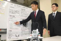 アイデアを発表する学生＝野々市市の金沢工業大で