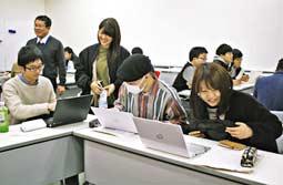 発表に向けて準備をする学生ら＝津幡町の石川高専で