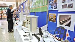 企業のさまざまな製品が並んだ会場＝鈴鹿市算所２の鈴鹿ハンターで