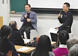 中南米の文学の魅力を語る星野さん(右)と野谷さん=日進市の名古屋外国語大で