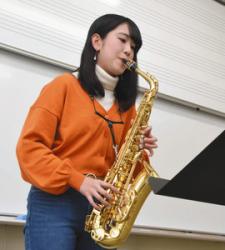発表曲を練習する早川さん＝大垣市の大垣女子短大で