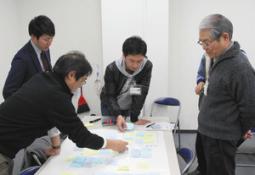 中心市街地の魅力や地域資源について意見交換する参加者たち＝中津川市のにぎわいプラザで