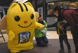 投票を呼び掛ける学生と選挙のめいすいくん=岡崎市戸崎町のイオンモール岡崎で