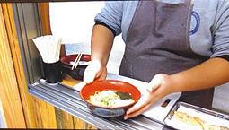 平らなレールが特徴のサッシをPRした動画の一場面