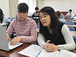 全盲の市川さん（左）をサポートする難聴の吉田さん＝中村区の同朋大で