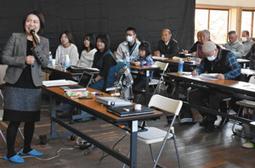 妻籠宿を守る住民憲章の制定過程などを話す石山さん(左)=南木曽町の町公民館妻籠分館で