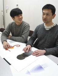 触図の個展を開く林さん（左）と、作品を触って鑑賞する森さん＝名古屋市港区の名古屋盲人情報文化センターで