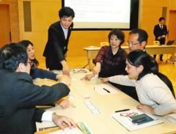 意見を交わしながらＳＤＧｓカードゲームを楽しむ参加者＝野々市市情報交流館カメリアで