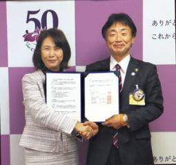 協定書に署名し握手を交わす林市長(右)と林学長=知立市役所で