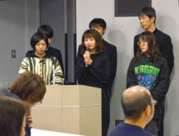 中川運河沿岸の中小企業の魅力を発表する学生ら＝中区金山町１の名古屋都市センターで