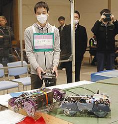 決勝リーグで白熱したロボットの対決を見せた出場者=輪島市文化会館で