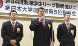 副将の平尾(左)、辻(右)とともに決意を述べる新主将の山下(伊東朋子撮影)