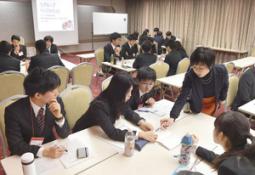 「就職合宿」でグループディスカッションに取り組む愛知東邦大の学生たち=名古屋市中区の名古屋クラウンホテルで