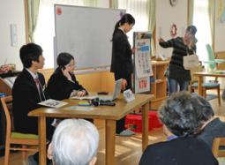 寸劇でニセ電話詐欺の手口を伝える後藤さん（右）と愛知淑徳大の学生たち＝千種区赤坂町のツクイ名古屋千種で