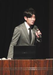 優れた選手の条件などを話す揖斐さん＝９日、津市羽所町のアスト津で