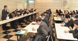 就職状況について意見を交換する参加者＝東海市立商工センターで