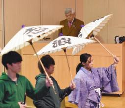 学生に歌舞伎の指導をする東海学園大の安田文吉特任教授(奥)=名古屋市天白区の東海学園大で