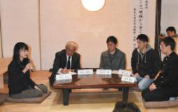 活動拠点のオープンを記念して、今後の抱負などを語り合う大学生や高校生ら＝中津川市本町で