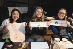 切り絵を使った型染めを体験した留学生たち=新城市で