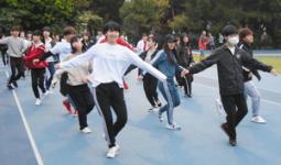 練習で振り付けを確認するよさこいチーム「だったらあげちゃえよ」=台北で(佐藤裕介撮影)