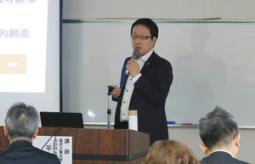 SDGsをテーマに講演する平本督太郎さん=白山市西新町で