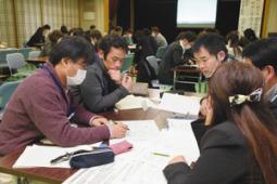 演習に取り組む参加者たち＝１２日、大垣市牧野町のお勝山ふれあいセンターで