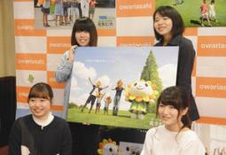 制作したポスターを手にする4人=いずれも尾張旭市役所で