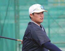 練習中にノックする名商大の赤松幸輔コーチ＝名商大グラウンドで