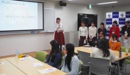 小冊子の内容を紹介する学生たち＝名駅のウインクあいちで