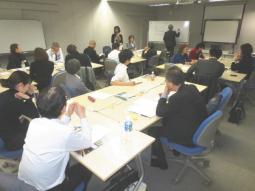 女性活躍社会に向けてできることを共に考える参加者＝東京都内で