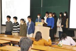 スライドを使って1年間の地域貢献事業を報告する愛知大地域政策学部の学生=豊橋市町畑町で