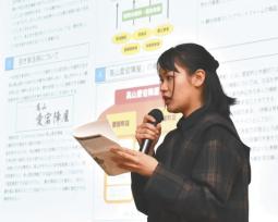 空き家活用のアイデアを提案するプレゼンター＝高山市昭和町１の市民文化会館で