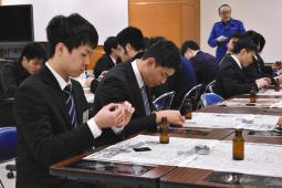 鑑識作業を体験する学生たち＝春日井署で