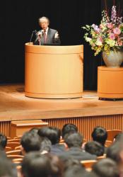 学生らに講演する大日方教授＝１６日、大野町総合町民センターで