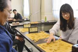 参加者と指導対局する女流棋士の脇田さん（右）＝岐阜市加納城南通の市南部コミュニティセンターで