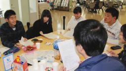 次回のテーマについて打ち合わせをする学生たち＝半田市広小路町のクラシティ半田で