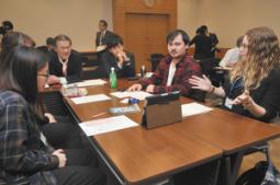 観光地を訪れた経験をもとに、関係者と意見交換する留学生＝名古屋市中村区のＯＫＢハーモニープラザ名駅で